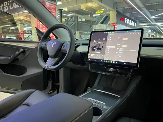 Tesla Model Y — Фото автомобиля 4