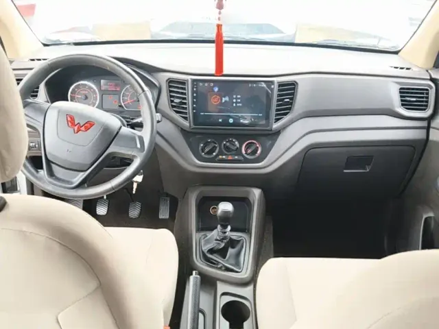 Wuling Hongguang V — Фото автомобиля 9