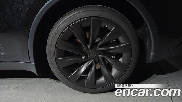 Tesla Model Y — Фото автомобиля 21
