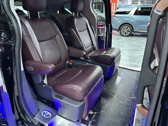 Toyota Sienna — Фото автомобиля 12