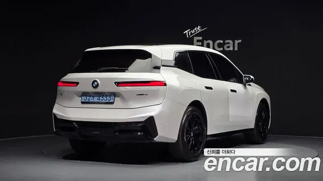 BMW iX — Фото автомобиля 2