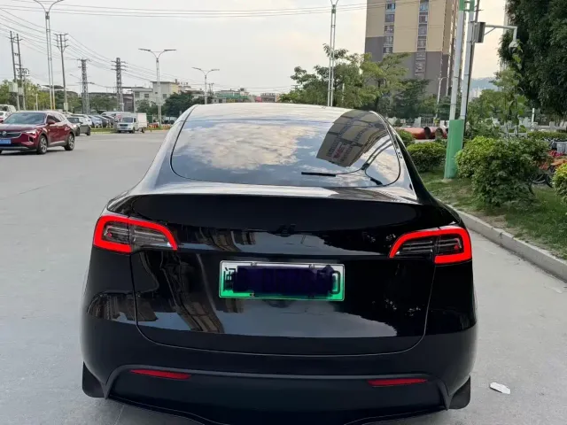 Tesla Model Y — Фото автомобиля 8