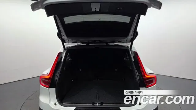 Volvo XC40 — Фото автомобиля 20