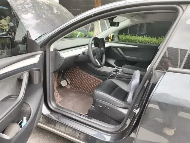 Tesla Model Y — Фото автомобиля 12