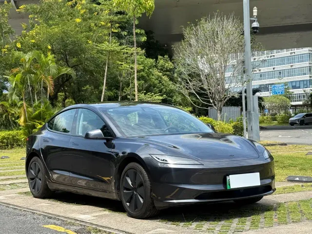 Tesla Model 3 — Фото автомобиля 5