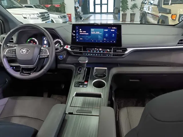 Toyota Sienna — Фото автомобиля 19