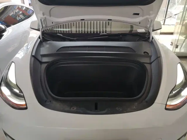 Tesla Model Y — Фото автомобиля 15