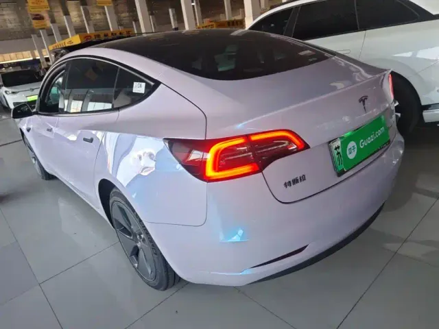 Tesla Model 3 — Фото автомобиля 4