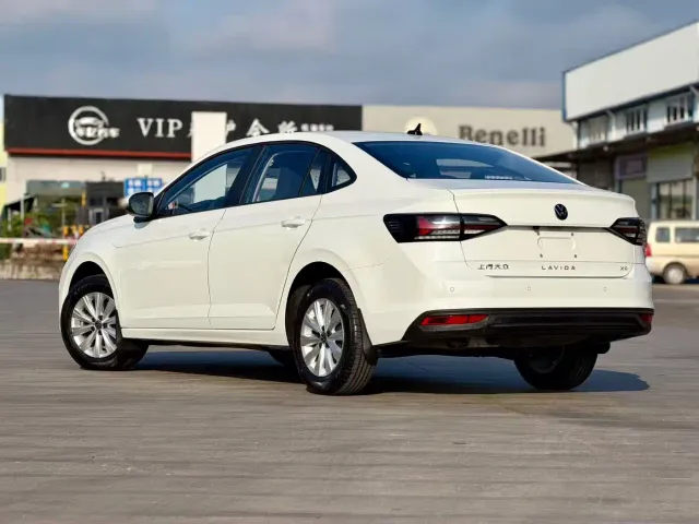 Volkswagen Lavida — Фото автомобиля 4