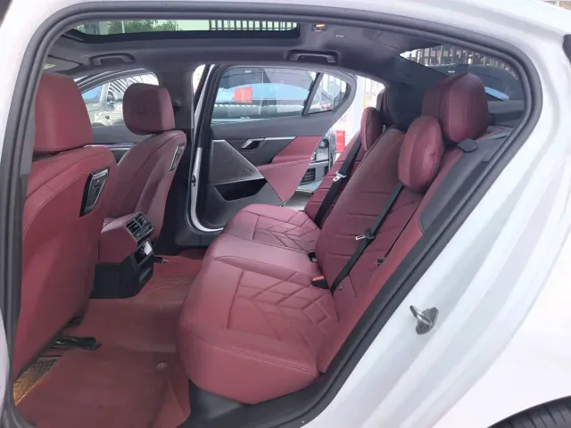 BMW 5 Series — Фото автомобиля 10