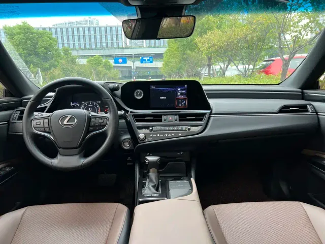 Lexus ES — Фото автомобиля 12