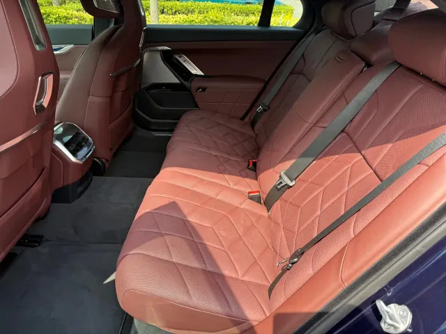 BMW i7 — Фото автомобиля 7