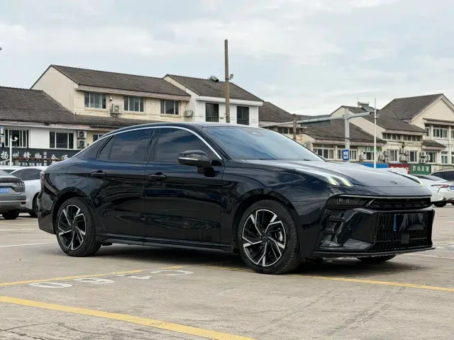 Lynk & Co 03 — Фото автомобиля 3