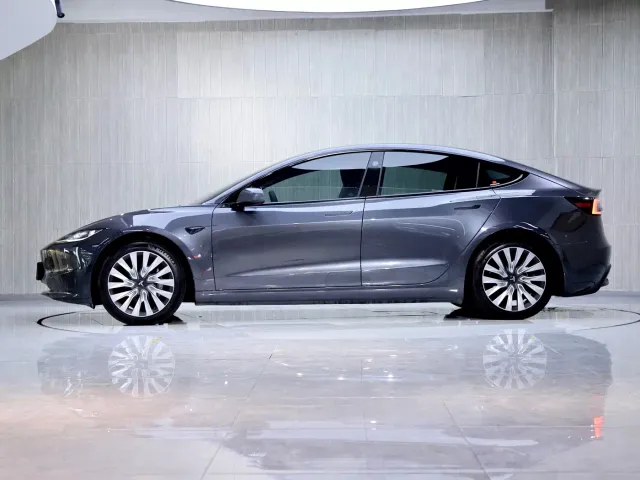 Tesla Model 3 — Фото автомобиля 4