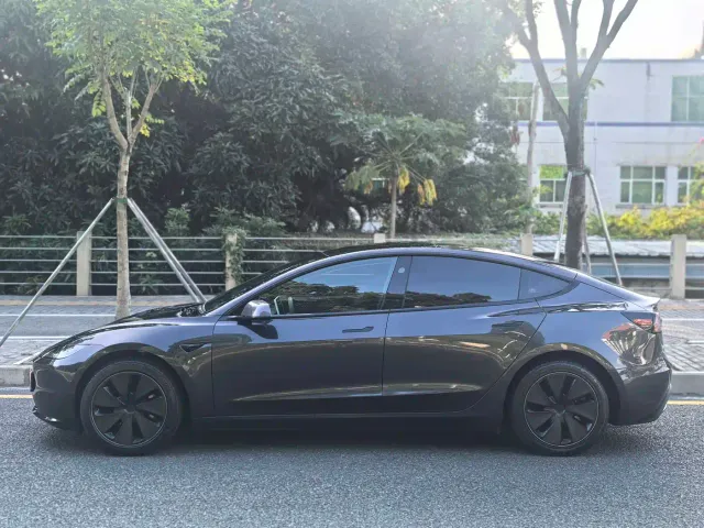 Tesla Model 3 — Фото автомобиля 4