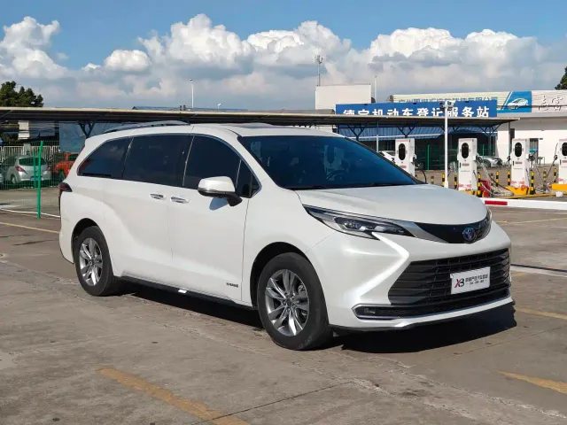 Toyota Sienna — Фото автомобиля 3