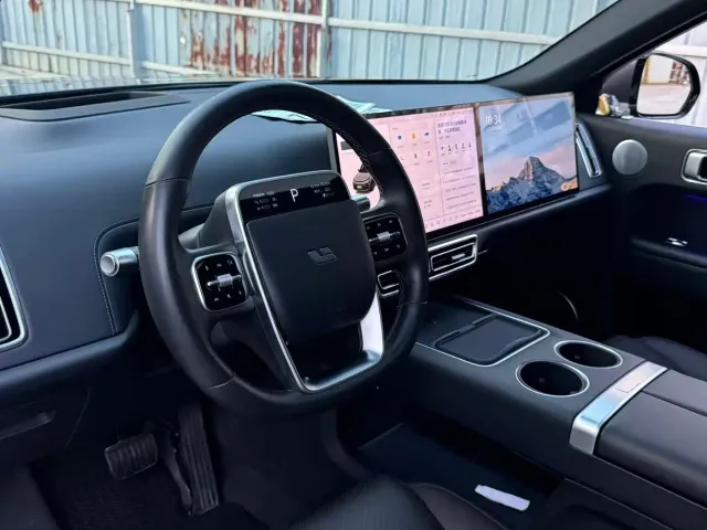 Li Auto L8 — Фото автомобиля 10