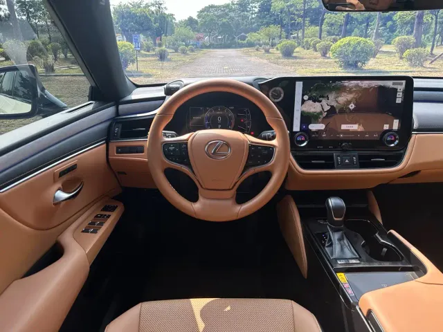 Lexus ES — Фото автомобиля 18