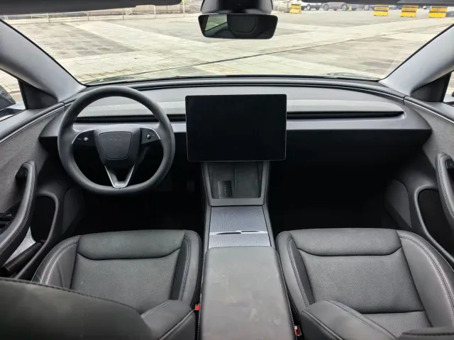 Tesla Model 3 — Фото автомобиля 10
