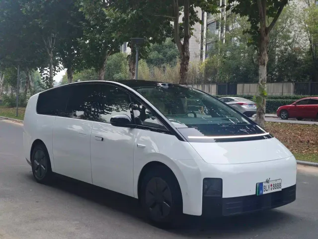 Li Auto MEGA — Фото автомобиля 3