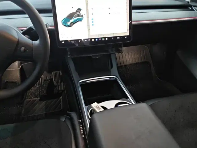 Tesla Model Y — Фото автомобиля 16