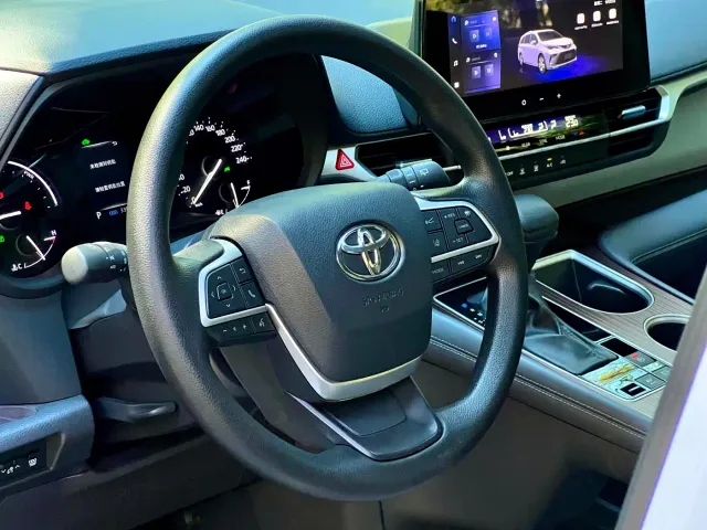 Toyota Granvia 2024 2.5L Hybrid Comfort — Фото автомобиля 21