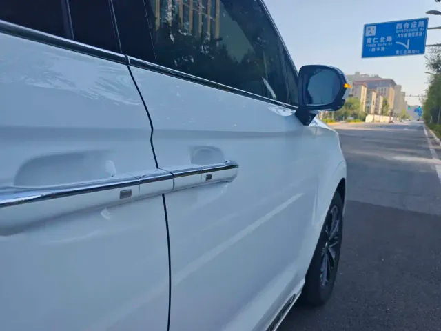 Roewe iMAX8 — Фото автомобиля 8