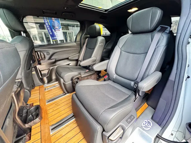 Toyota Toyota Sienna 2023 2.5L Hybrid Ultimate Edition — Фото автомобиля 6
