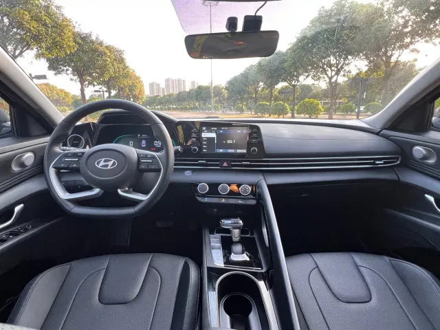 Hyundai Elantra — Фото автомобиля 12