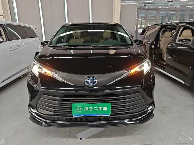 Toyota Sienna — Фото автомобиля 2
