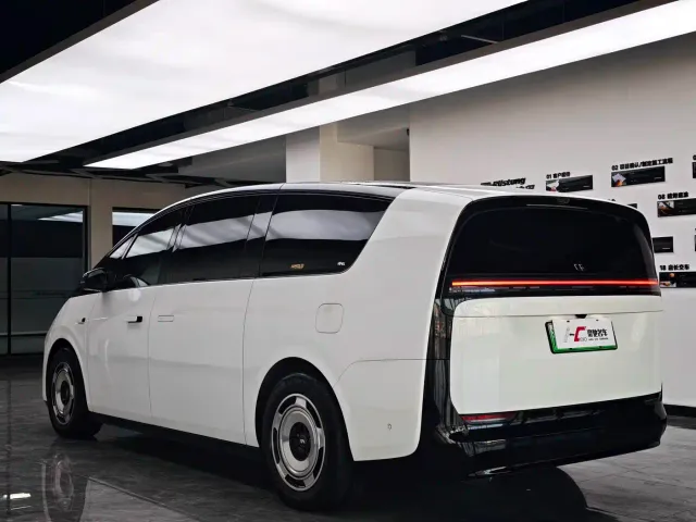 Li Auto MEGA — Фото автомобиля 6