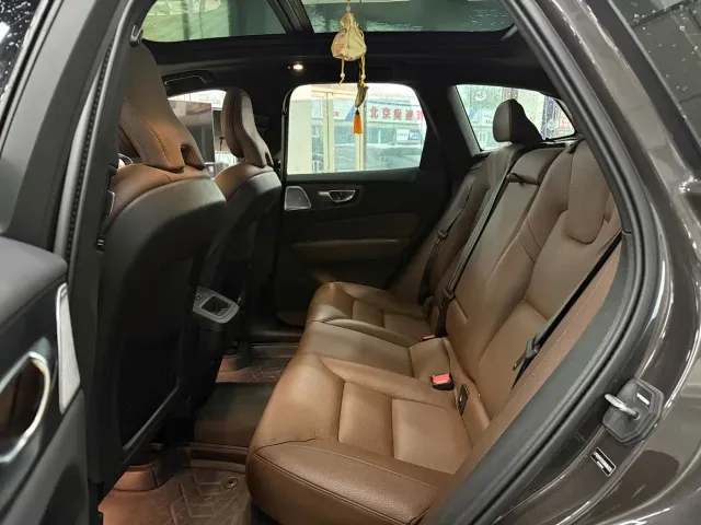 Volvo XC60 — Фото автомобиля 9