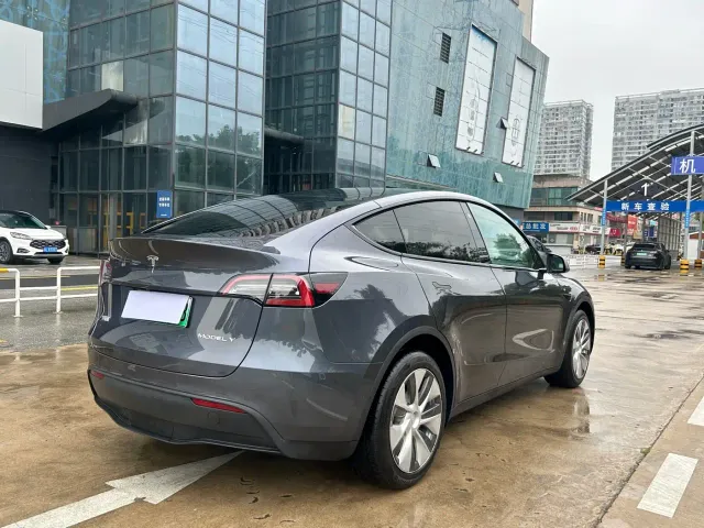 Tesla Model Y — Фото автомобиля 9