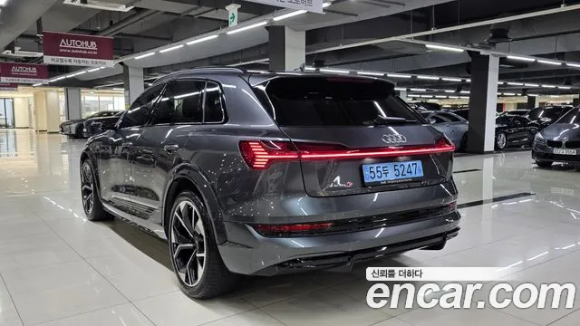 Audi e-tron — Фото автомобиля 5