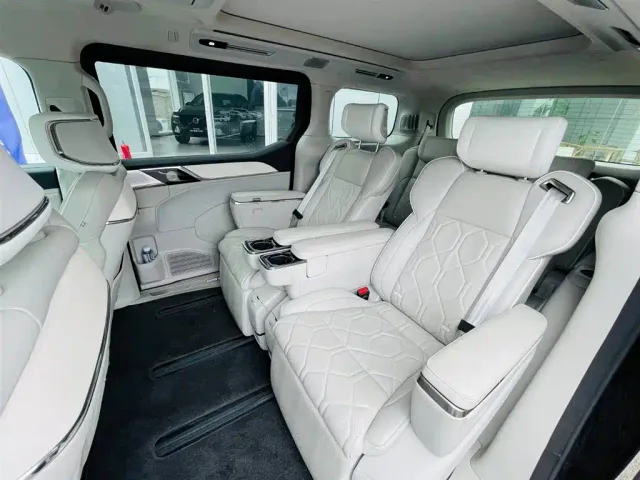 Volvo EM90 — Фото автомобиля 9