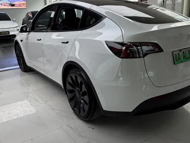 Tesla Model Y — Фото автомобиля 4