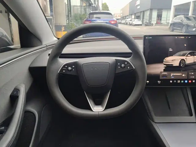 Tesla Model 3 — Фото автомобиля 10