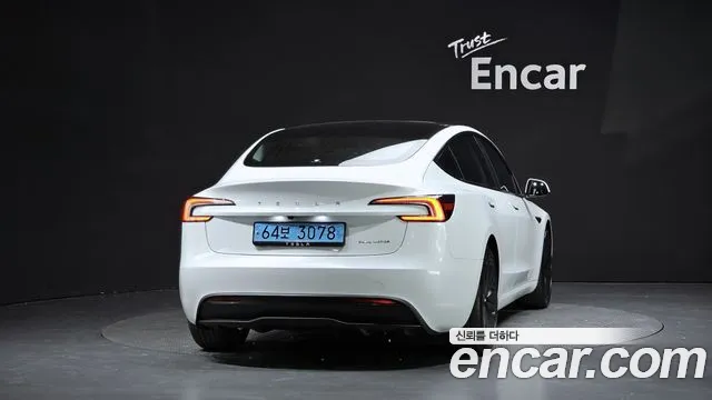 Tesla Model 3 — Фото автомобиля 4