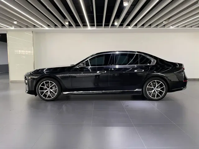 BMW i7 — Фото автомобиля 4