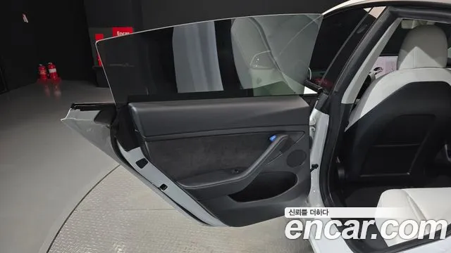 Tesla Model 3 — Фото автомобиля 24