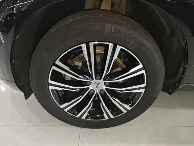 Volvo XC60 — Фото автомобиля 24