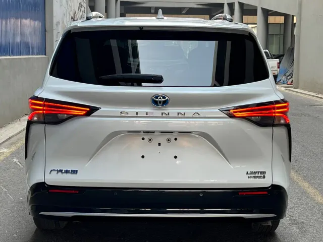 Toyota Sienna — Фото автомобиля 3