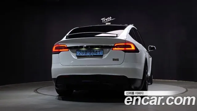 Tesla Model X — Фото автомобиля 4