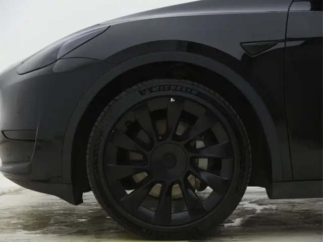 Tesla Model Y — Фото автомобиля 19