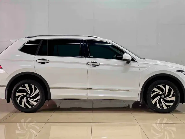 Volkswagen Tiguan L — Фото автомобиля 4