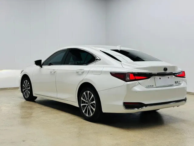 Lexus ES — Фото автомобиля 6