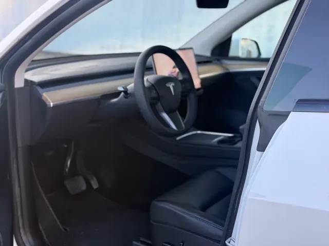 Tesla Model Y — Фото автомобиля 7