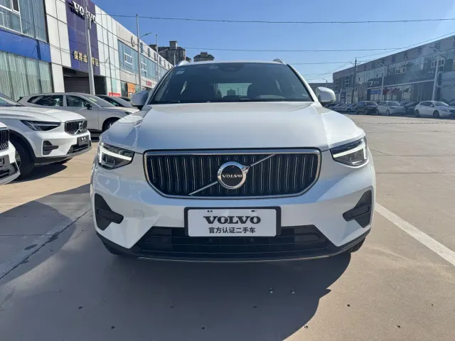 Volvo XC40 — Фото автомобиля 2