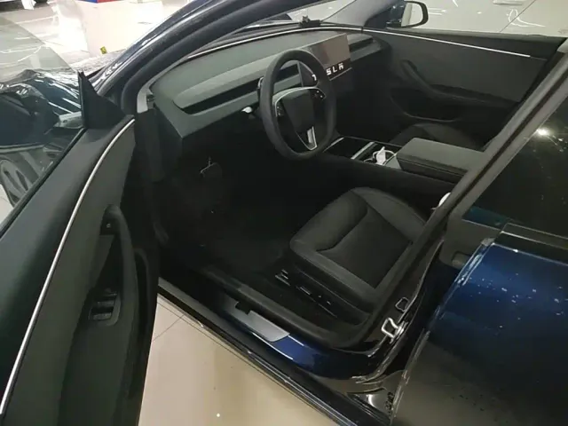 Tesla Model 3 — Фото автомобиля 15