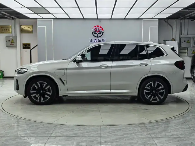 BMW iX3 — Фото автомобиля 4